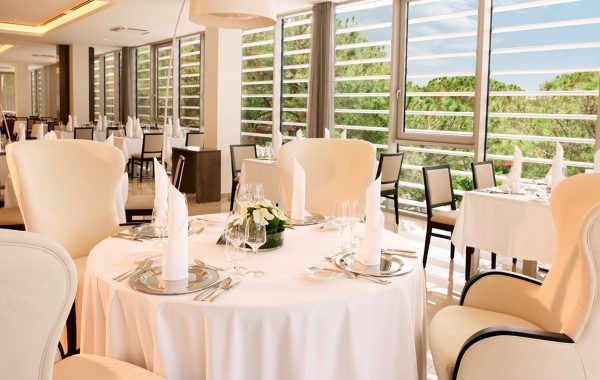 restaurant-treetop-hotel-slovenija-trees-view-tables-16
