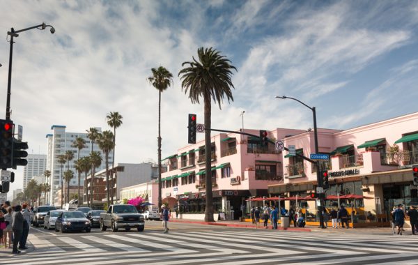 EC Los Angeles lies in spectacular Santa Monica, with countless shops and restaurants, more than three miles of white sand beach and strolling celebrities!