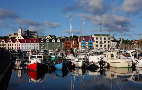 Přístav v Tórshavnu hraje všemi barvami